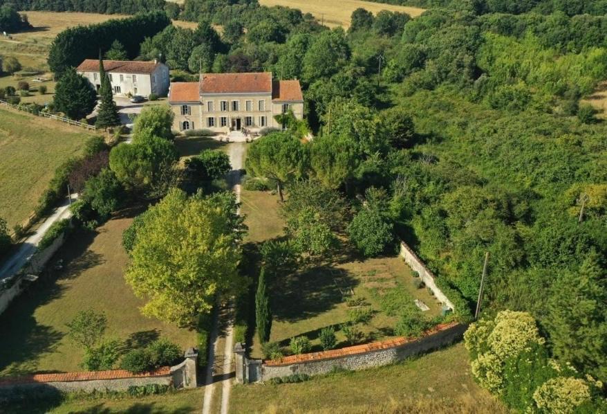 La Burie Bed & Breakfast Saint-Savinien Bagian luar foto